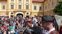 Borůvkobraní opět láká tisíce návštěvníků. Pokračuje i v neděli 13. července.