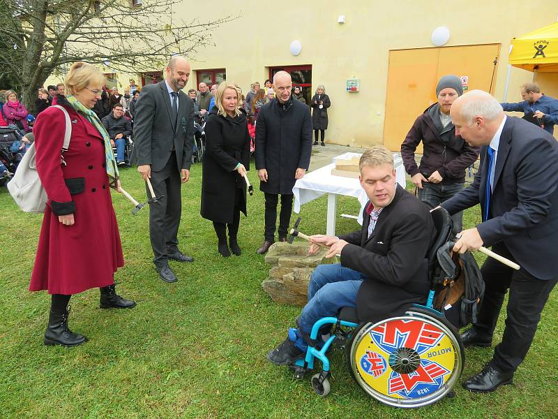 Arpida+ campus životních příležitostí může už za dva roky pomáhat dospělým lidem s tělesným a kombinovaným postižením .8. listopadu se symbolicky klepalo na základní kámen.