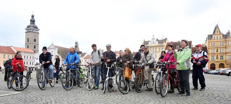 Budějovičtí cyklisté přišli zastupitelům připomenout, že i oni jsou důležitou součástí dopravy