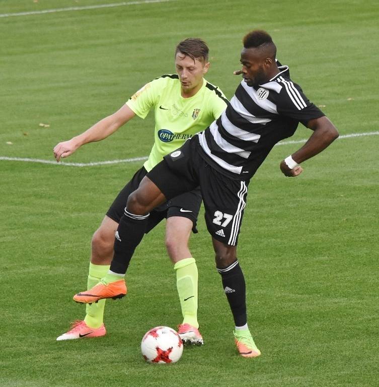 Fotbalisté Dynama v sobotním šlágru II. ligy porazili Opavu 2:1 a vystřídali ji v čele tabulky. 