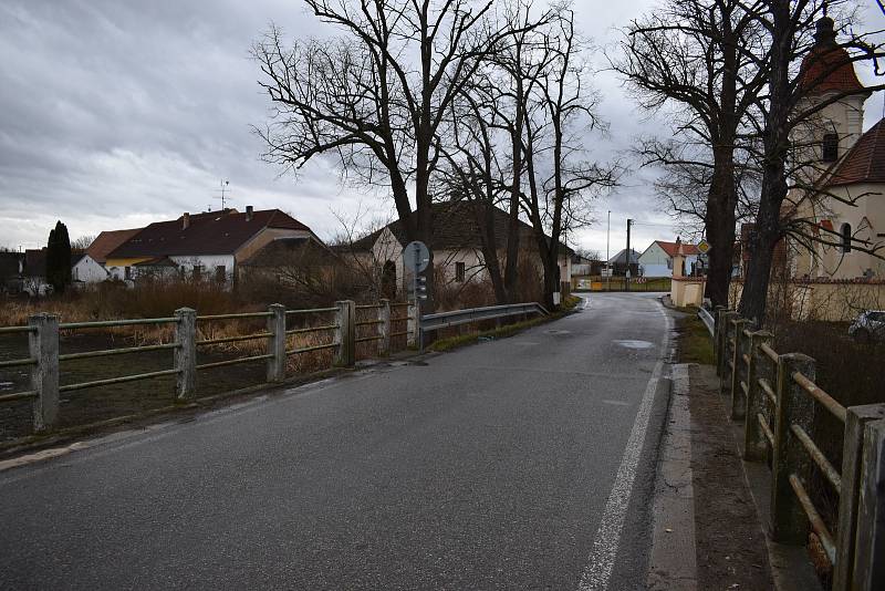 Fara a kostel v Dolních Slověnicích.