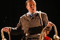 Hlavní zápornou postavu ve hře Jihočeského divadla Vajgl, přibližující proces borského povstání z 50. let, ztvárnil Martin Hruška. Z jeho smíchu mrazí.