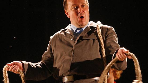 Hlavní zápornou postavu ve hře Jihočeského divadla Vajgl, přibližující proces borského povstání z 50. let, ztvárnil Martin Hruška. Z jeho smíchu mrazí.