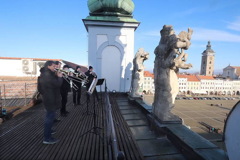 Jihočeští trubači na střeše českobudějovické radnice.