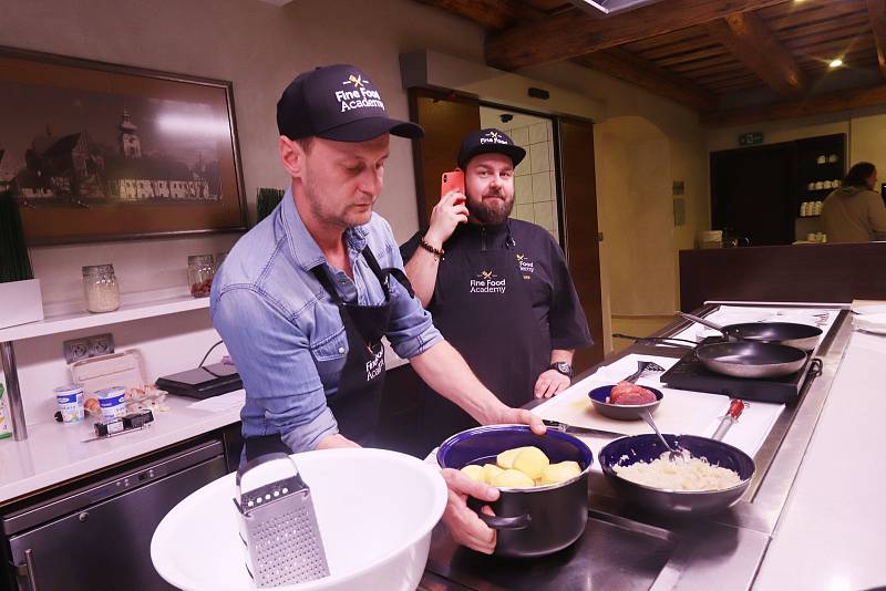 Krob a Ihnačák vaří v hotelu Budweis