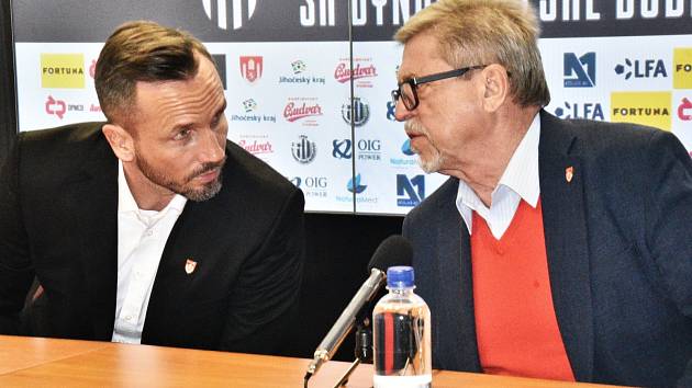 Na předjarní tiskové besedě Dynama byli oba čelní představitele klubu Tomáš Sivok a Vladimír Koubek ještě společně za jedním stolem...