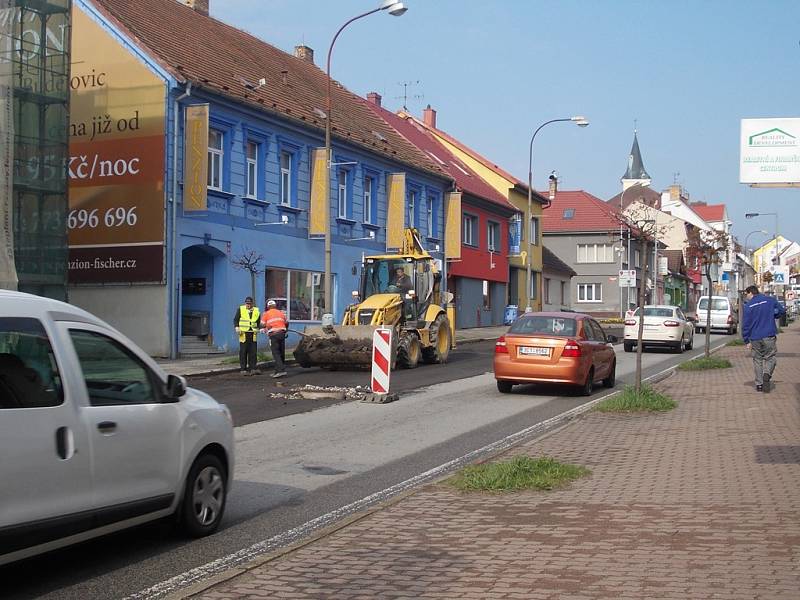 Opravy silnice v Lišově opět komplikují dopravu ve městě.