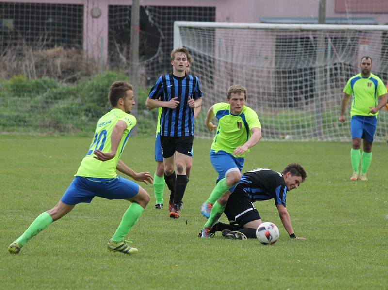 Fotbalisté Nemanic prohrávali doma s Velešínem 0:2 a 1:3 a gólem v závěru stihli už je snížit: v I.A Nemanice - Velešín 2:3 (0:1).