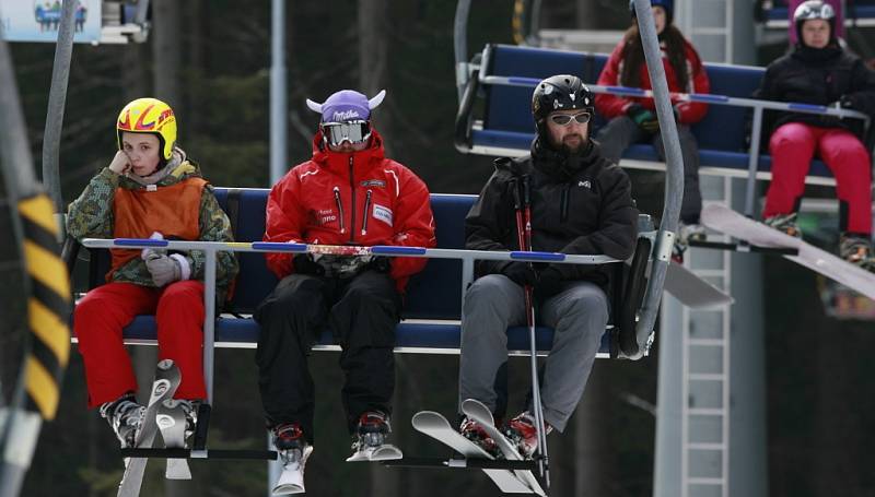 Lyžaři si užívali 16.března slunného víkendu na lyžích ve sjezdovém areálu Kramolín v Lipně nad Vltavou, kde se konal karneval na lyžích. V areálu Kobyla na šumavském Zadově slavili stý den provozu. 