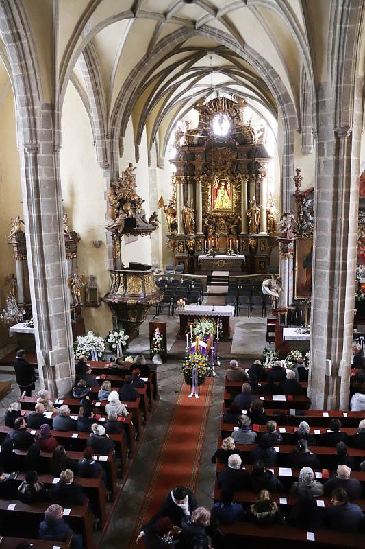 Pohřeb faráře Marcina Żelazného v Trhových Svinech.