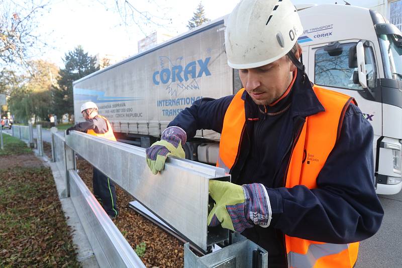 Cvičení zaměřené na stavbu protipovodňové stěny na Vltavě v Českých Budějovicích.