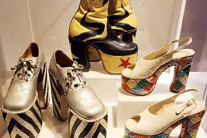 Sonja Ingrid Bata přivezla do krumlovského Egon Schiele Art Centrum výstavu unikátních bot: obří podpatky Eltona Johna i mrakodrapy od Diora.