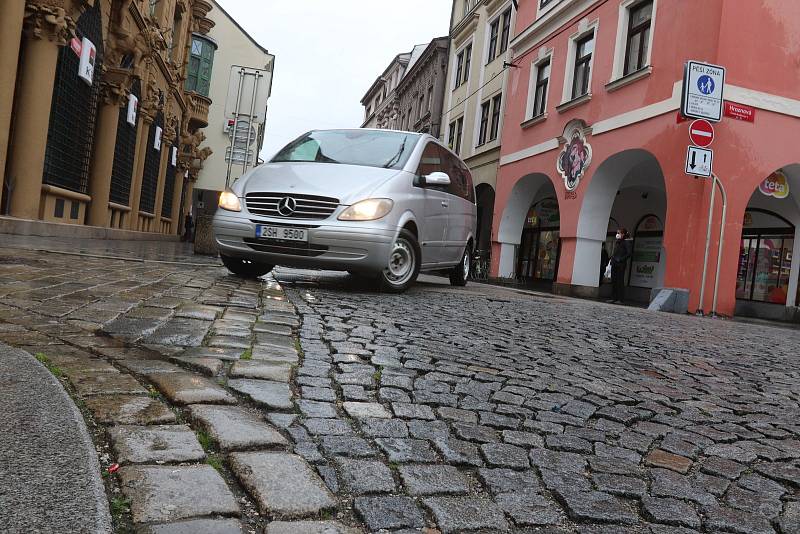 Strom spadl v ulici Na sadech v Českých Budějovicích do troleje. Doprava v krajském městě kolabuje.