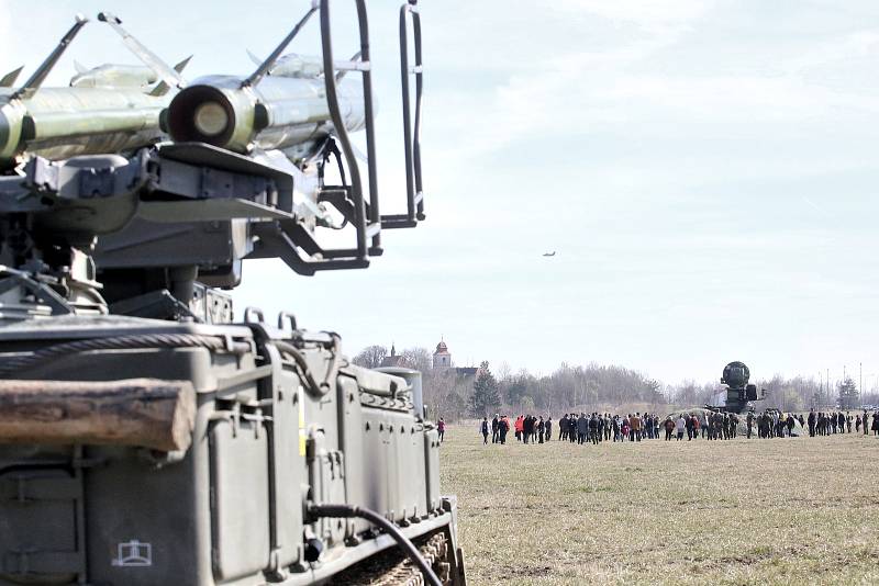 Cvičení SAFEGUARD na jaderné elektrárně Temelín. Vojáci odrazili teroristy, kteří vnikli do chráněné zóny i odrazili útok ukradeného letadla, které na nalétávalo na elektrárnu.