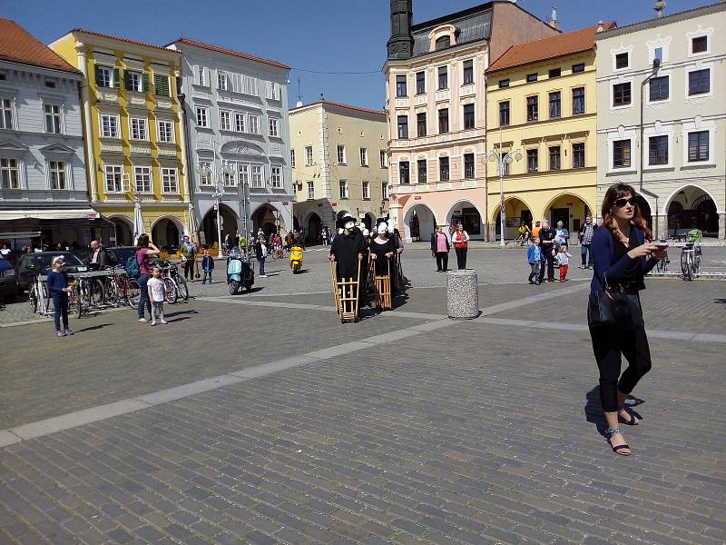 Na Velký pátek lidé sledovali průvod městem Velikonoční hrkání Divadla Víti Marčíka. Ve 12 h hrkání symbolizovalo Golgotu.