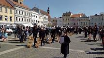 Na Velký pátek lidé sledovali průvod městem Velikonoční hrkání Divadla Víti Marčíka. Ve 12 h hrkání symbolizovalo Golgotu.