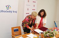 Hejtmanky Ivana Stráská a Jaroslava Pokorná Jermanová podepisují prohlášení o budoucí spolupráci Jihočeského a Středočeského kraje.