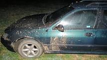 Peugeot, ve kterém zfetovaný řidič ujížděl policistům. 