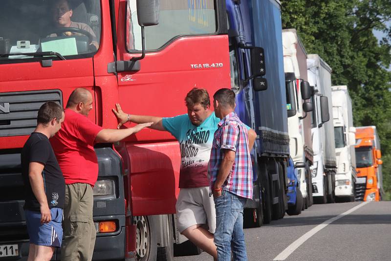 Dopravu na hlavním tahu mezi Českými Budějovicemi a Pískem komplikovala v pondělí odpoledne nehoda autobusu a dvou dodávek.