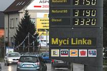 Natural 95 za 31.90 korun a Diesel za 33.20, tolik přesně stál litr pohonné hmoty začátkem května na jedné čerpací stanici v Českých Budějovicích. Dnes už je vše jinak, benzín i nafta zlevňují.