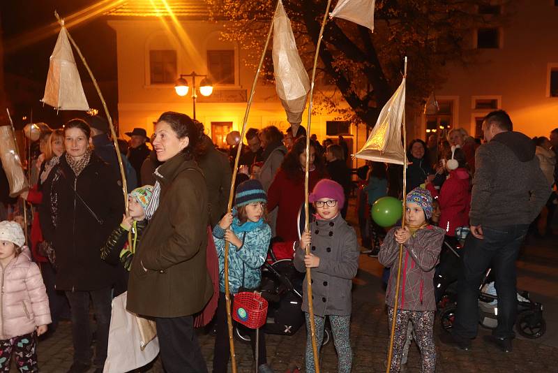 Lampionovo-svíčkový průvod u příležitosti Památky všech zesnulých v Českých Budějovicích.