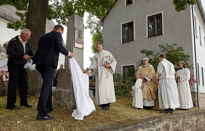 Slavný rodák Josef Bartoloměj Trillsam, zpovědník Marie Terezie, má v Rychnově u Nových Hradů znovu svůj pomník.