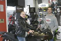 Hokejista František Ptáček si zkouší svůj nový stroj Kawasaki pod dohledem svého kamaráda, motocyklového závodníka a šéfa firmy Smrž Moto Matěje Smrže.
