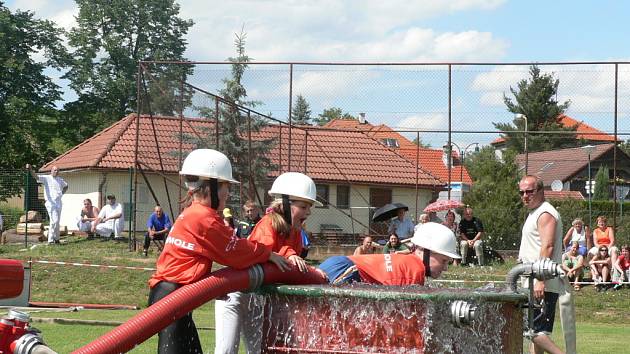 Při hasičské soutěži v Nových Homolích předvedli jako ukázku své umění i zdejší mladí dobrovolní hasiči.