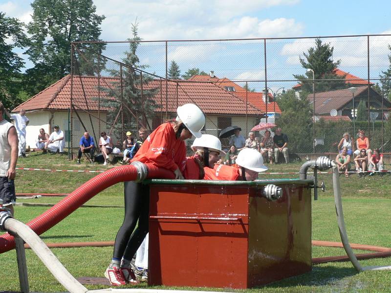 Při hasičské soutěži v Nových Homolích předvedli jako ukázku své umění i zdejší mladí dobrovolní hasiči.