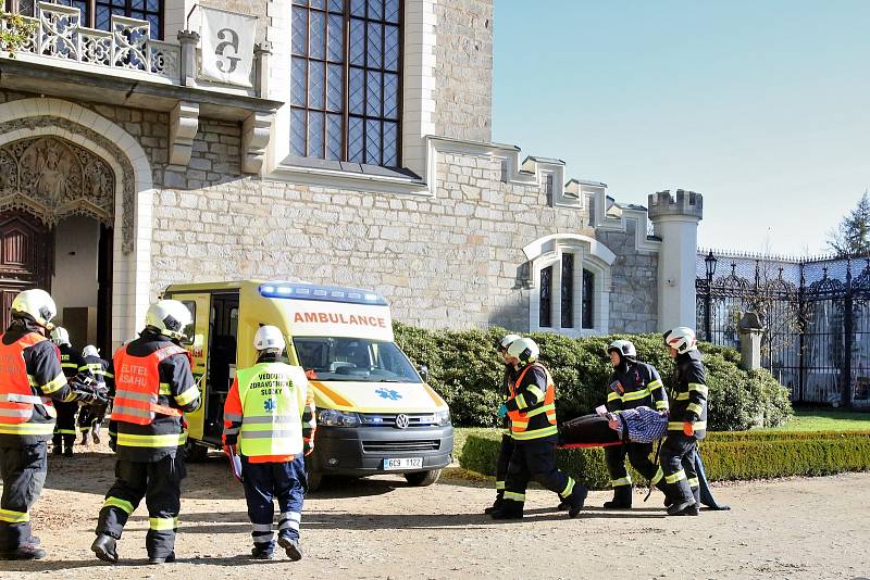 Složky integrovanégo záchranného systému cvičily na Hluboké zásah při, kterém vybuchla bomba a byli zranění návštěvníci památky