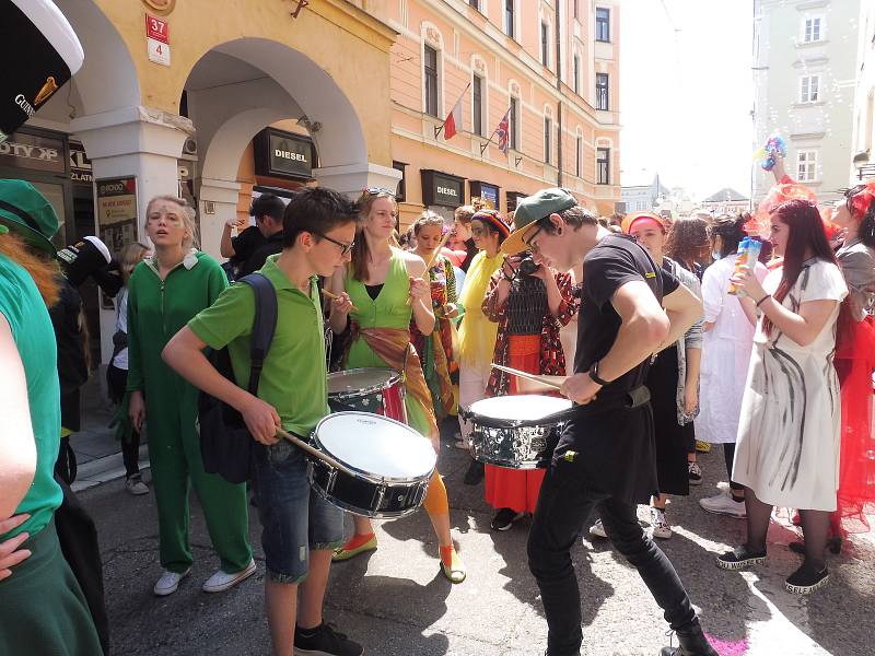 Budějovický majáles vyvrcholil v pátek 24. května tradičním průvodem městem. Studenti ze 17 škol prošli ulicemi centra v maskách. Dav mířil na Sokolský ostrov, kde program pokračoval volbou Krále majálesu. Navečer se zde tradičně koná hudební program.