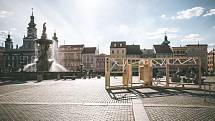 Slavnostně začal Budějovický Majáles na náměstí Přemysla Otakara II. v neděli. Na náměstí postavili studenti spolu s CNC studiem informační a odpočinkovou zónu, středobod neziskového festivalu, který se letos koná už popatnácté.