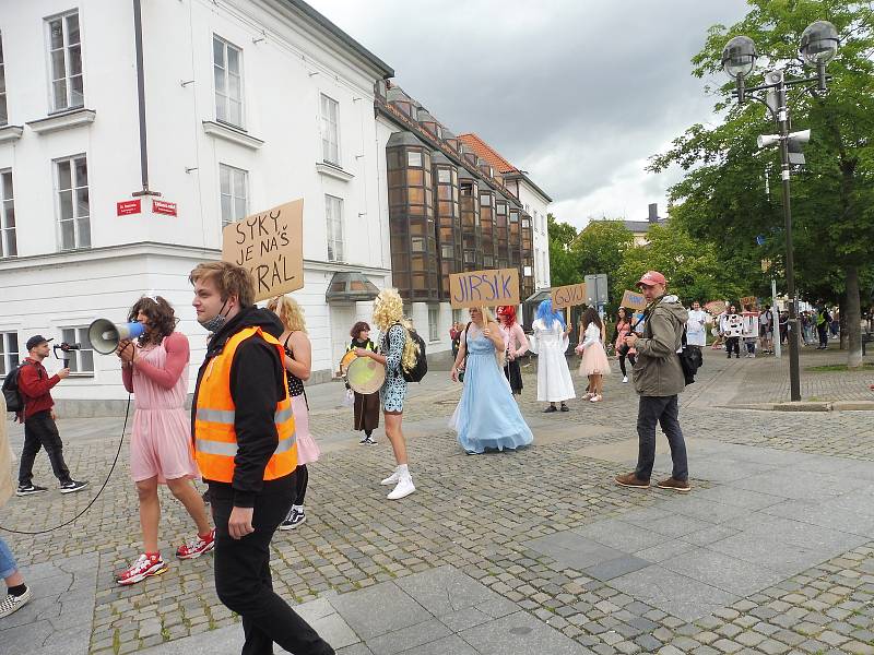 Českobudějovický majáles 2020. Studenti v maskách tentokrát v menším množství prošli městem. Veselí byli i tentokrát.