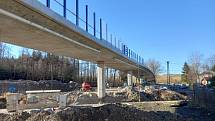 Nový most přes železnici u Trocnova má být hotov na jaře 2022.