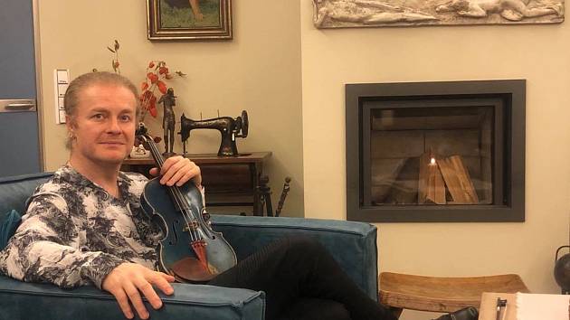 Lidem hraje ze svého obýváku houslista Pavel Šporcl. Další živý stream se bude konat ve středu 18. března ve 20 h.