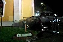 V Češnovicích na Budějovicku v noci 6. září 2022 auto narazilo do kaple a pak začalo hořet.