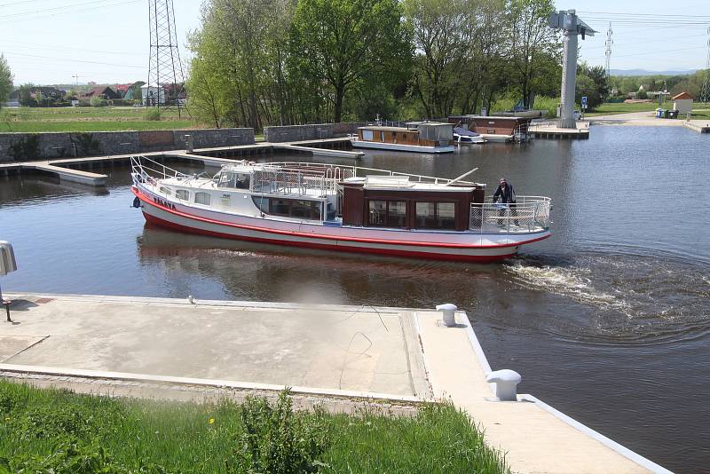 Motorová loď Pálava společnosti Jihočeská plavební dnes vyplula na první plavbu po Vltavě,z Českých Budějovic do svého přístavu v Hluboké nad Vltavou,kde bude vozit pasažéry do Purkarce a Hněvkovic,i dále dle stavu vody.