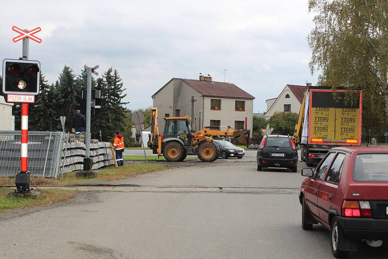 V Měšicích začala stavba nové zastávky na trati.