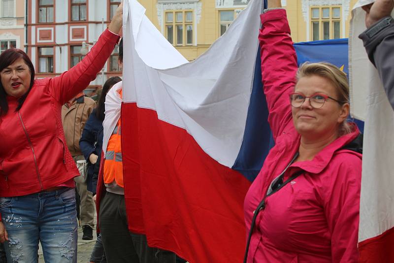 Přenos demonstrace z Prahy na českobudějovickém náměstí.