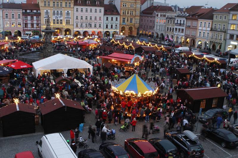 Rozsvícení vánočního stromečku a adventní trhy na českobudějovickém náměstí.