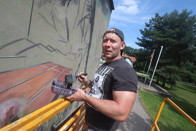 Štěpán Molín zahájil malbu a graffiti na boční straně českobudějovické sportovní hale.