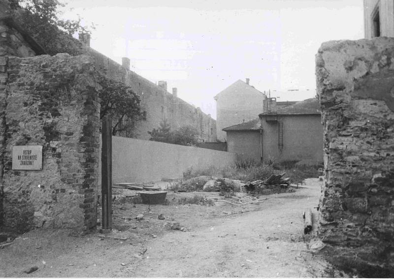 Pohled do klášterní zahrady při rekonstrukci. Foto ze sbírky fotografií a pohlednic Jiřího Dvořáka poskytl Státní okresní archiv České Budějovice