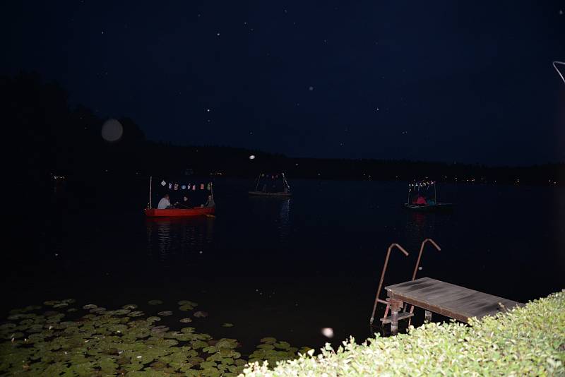 Benátská noc u rybníku v kempu Mydlák.