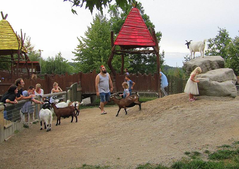 Večerní pohádková zoo přilákala desítky návštěvníků.