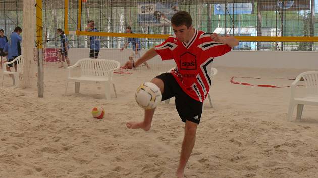 Středoškoláci bojovali v prvním ročníku poháru v beachfotbalu