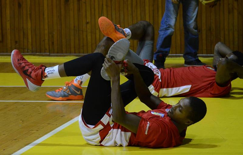 POSILA. Hernst Laroche strávil v Ústí nad Labem na palubovce nejvíce času ze všech hráčů Lions Jindřichův  Hradec. Ale ani on nezabránil už sedmé porážce Jihočechů za sebou.