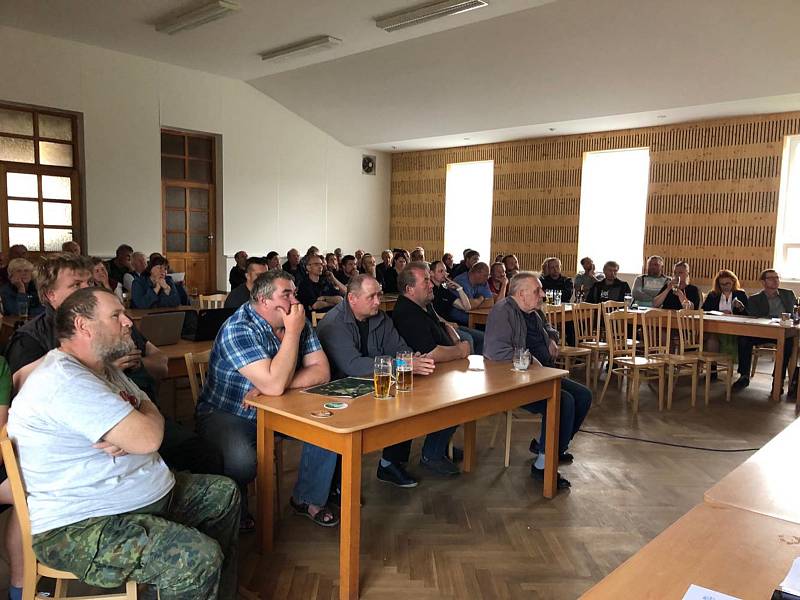 Ve středu obyvatelé  Dobřejovic diskutovali s představiteli SŽDC o výstavbě IV. koridoru.