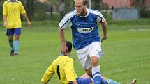 Fotbalisté Dolního Bukovska (v modrém) přehráli v I.B třídě České Velenice 4:1. 