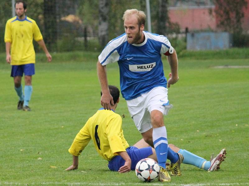 Fotbalisté Dolního Bukovska (v modrém) přehráli v I.B třídě České Velenice 4:1. 