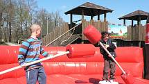 Adrenalin park a sportovní centrum v Hluboké nad Vltavou nabízí řadu atrakcí. O víkendu je doplnily další.